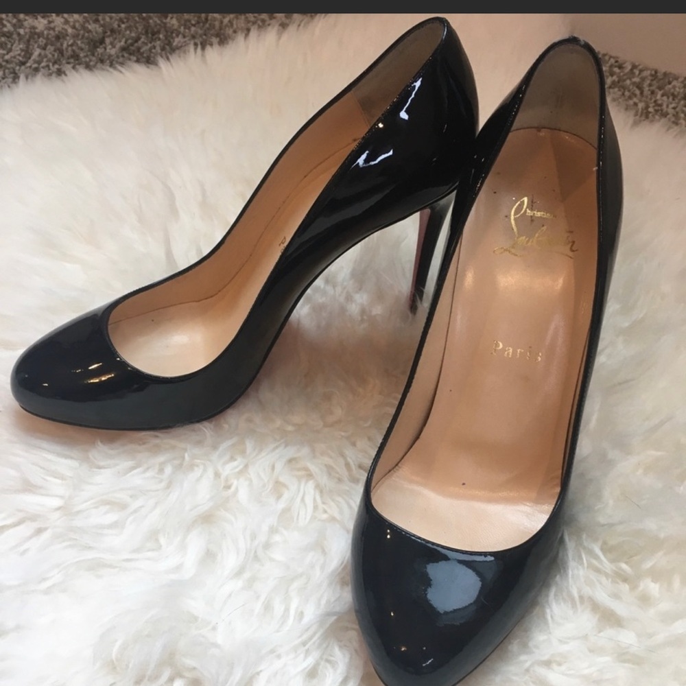 Size 38.5 and good condition.Black patent leather.